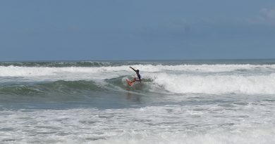 Kompetisi Surfing di Pantai Parangtritis