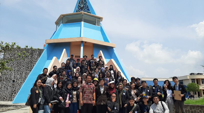 Mahasiswa STIPRAM berkunjung ke Museum Gumuk Pasir